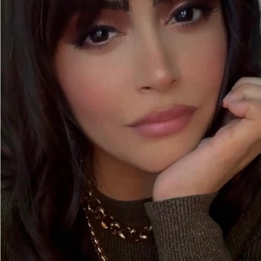 Meet your Posher, Esmeralda